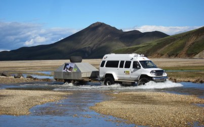 guadare un fiume islandese con la jeep