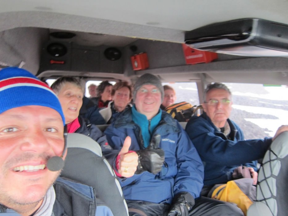 turisti a bordo di una jeep