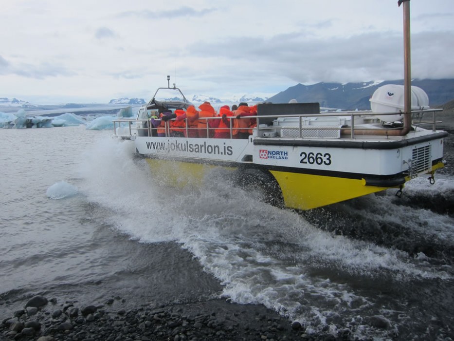 mezzo anfibio sulla laguna glaciale