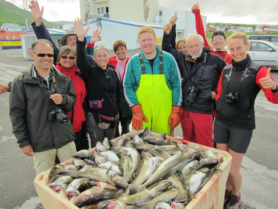 gruppo di turisti e pescatore islandese