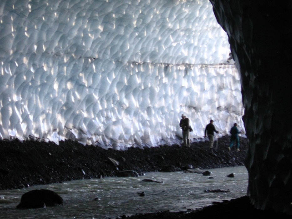 dentro un ghiacciaio islandese