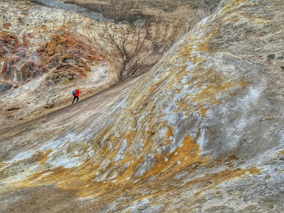 Sulla parete del condotto Magmatico lago Viti nella caldera dell'Askja - NATURAVIAGGI