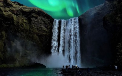 cascata di Skogafoss con aurore boreali