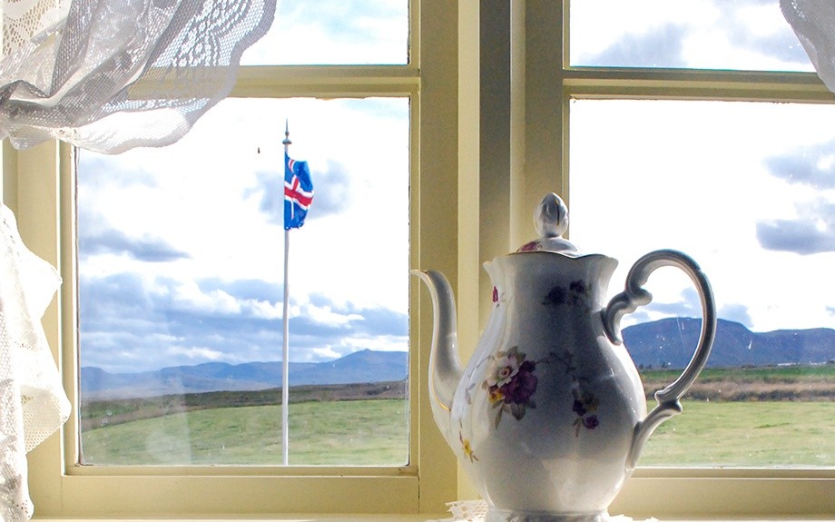 bandiera islandese dalla finestra