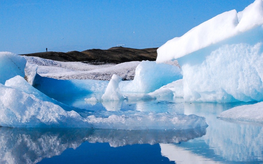 iceberg nella laguna glaciale