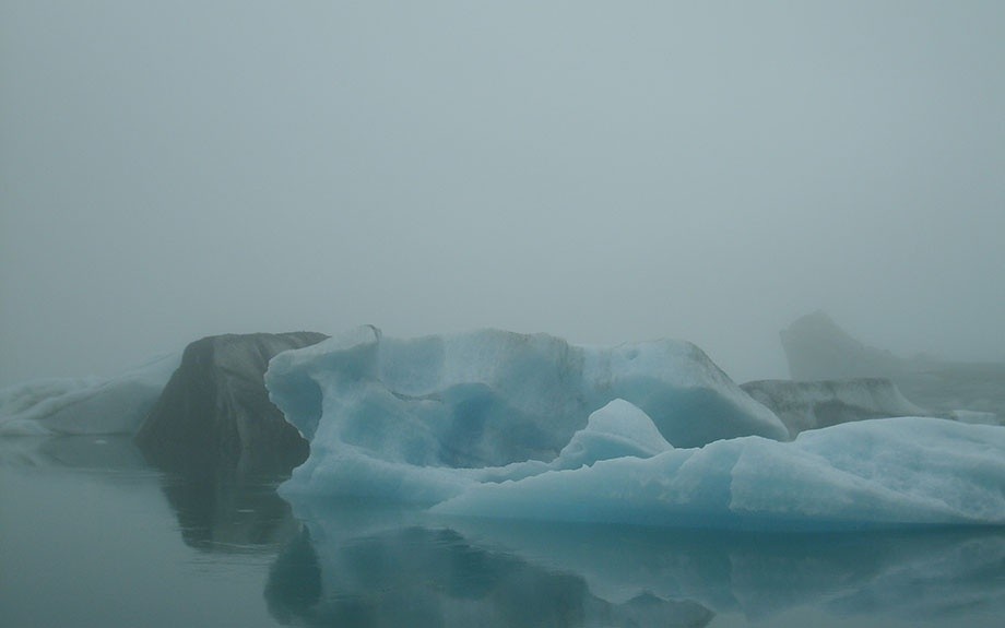 iceberg nella nebbia