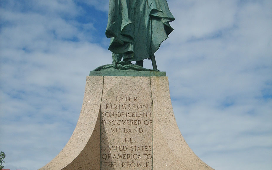 iscrizione sul piedistallo della statua di Leif Erikson - Ph di Paolo B.